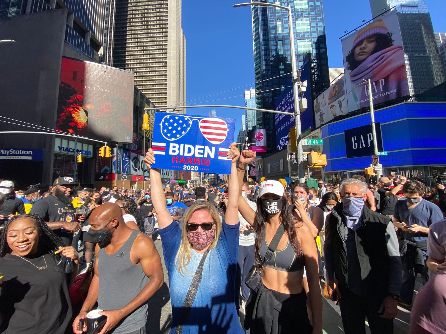 Người dân New York đổ ra đường ăn mừng chiến thắng của ông Joe Biden